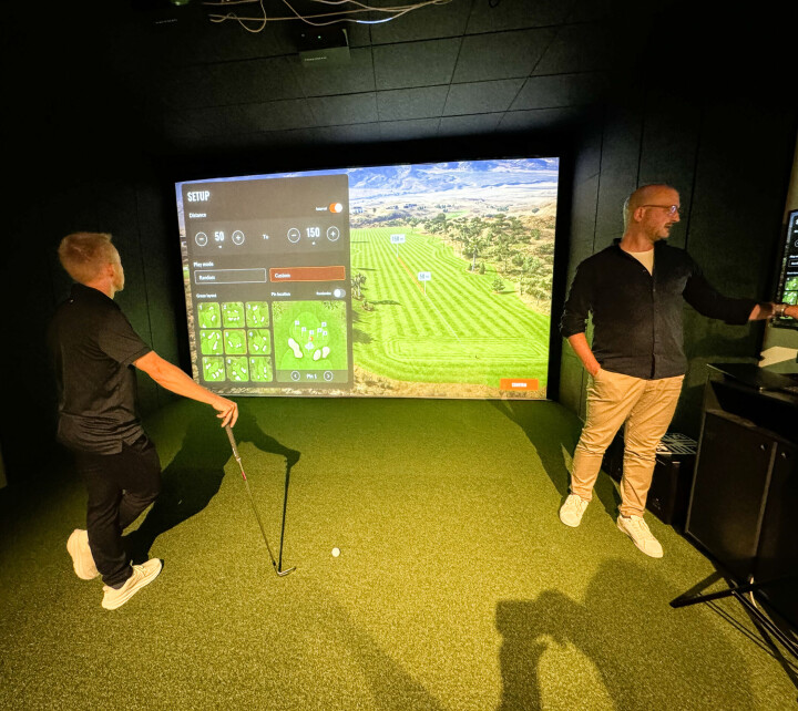 Det nye bygget utenfor København eies av Trackman selv. Hver lille detalj er gjennomtenkt, og bygget skal både inspirere og fungere når alt er klart. Her tester Joakim Mikkelsen (t.v.) og Jacob Munk siste simulatorgenerasjon. Trackman