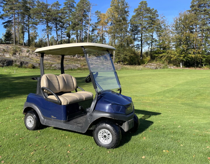 To forskjellige, men lignende, hendelser har skjedd i nærheten av hverandre den siste tiden. To golfbiler er stjålet – men bare den ene er tilbake.