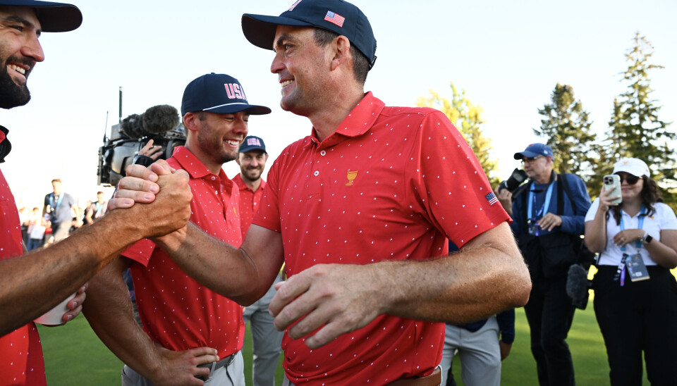 Matchvinner Keegan Bradley gratuleres etter å ha satt seiersputten.