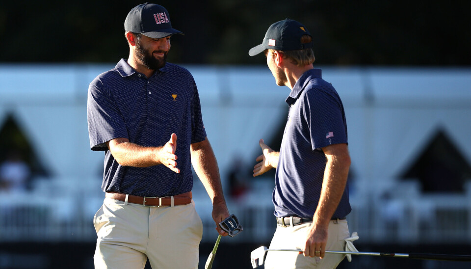 Scottie Scheffler gratuleres av spillepartner Russell Henley.