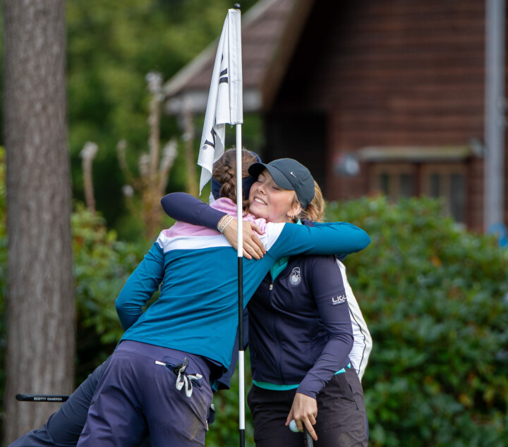 Ella Ingebretsen blir gratulert etter seieren er et faktum.