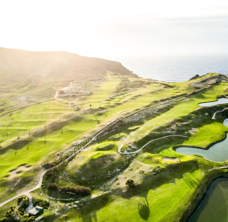 Like nordøst for Madeira finner du den naturskjønne øya Porto Santo. Her har Seve Ballesteros designet en 18-hullsbane du neppe blir lei av med det første. Porto Santo