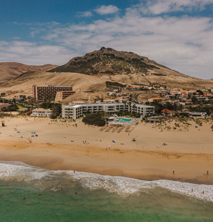 Den formidable stranden på nedsiden av hotellet er ni kilometer lang, med badetemperaturer for friskuser hele året. Porto Santo