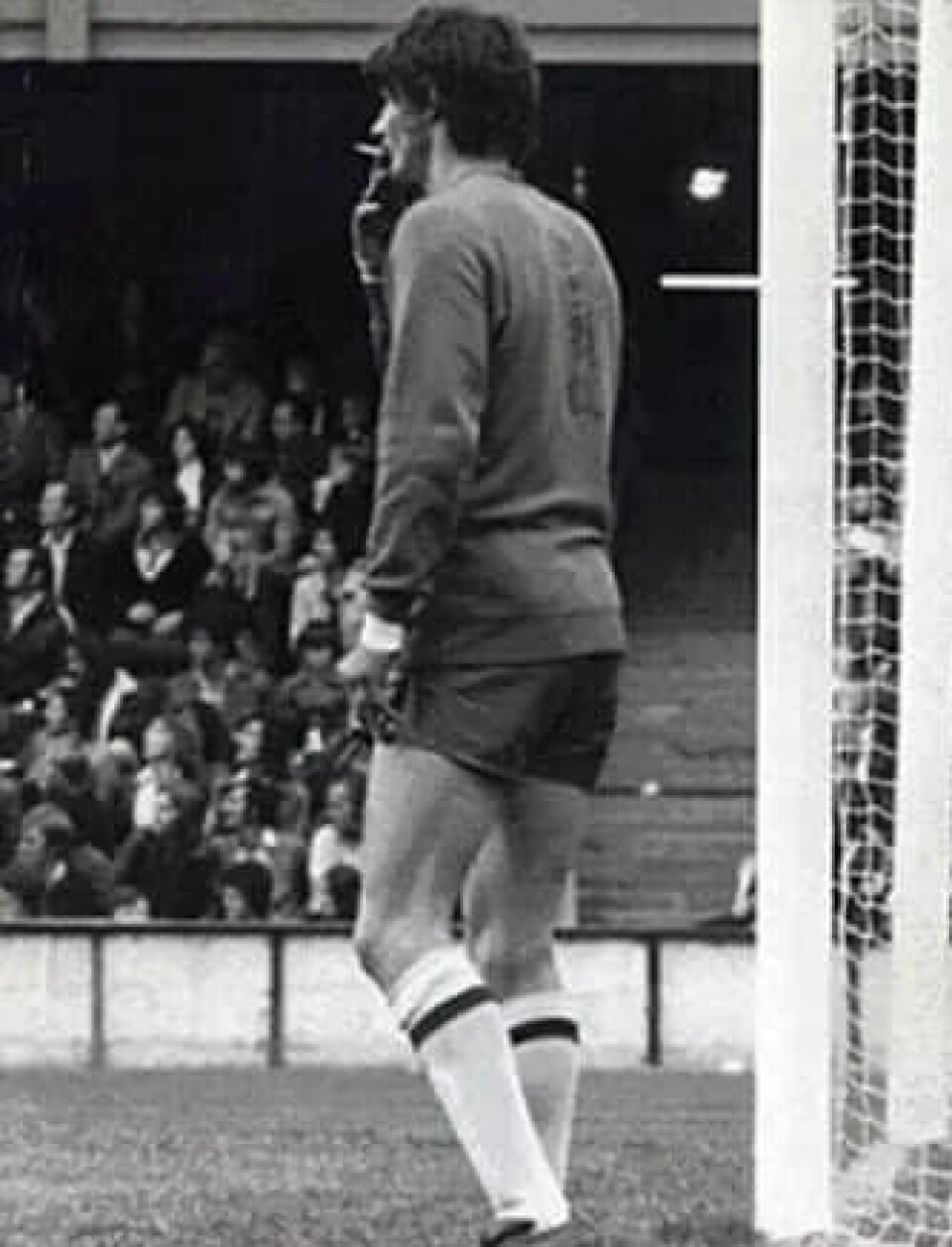 West Brom-keeper John Osborne nyter et ledig øyeblikk mens laget er i angrep.