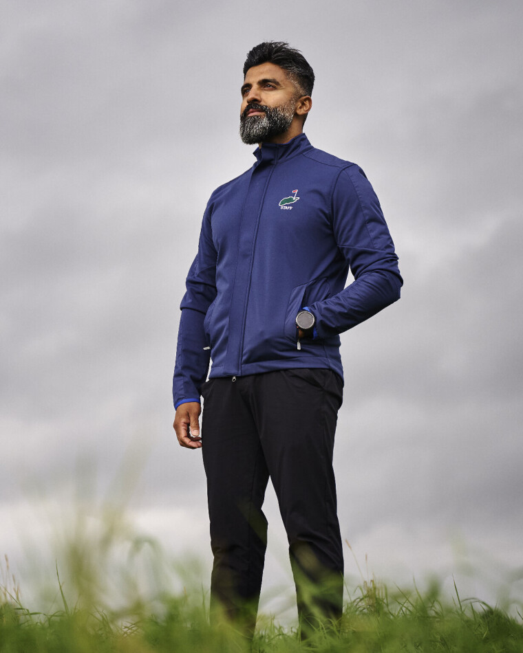 Aqeel Shafqat har en lang reise bak seg. Han er selv flyktning og innvandrer. Nå bruker han egne erfaringer og golf til å hjelpe andre – både i Norge og i Pakistan.