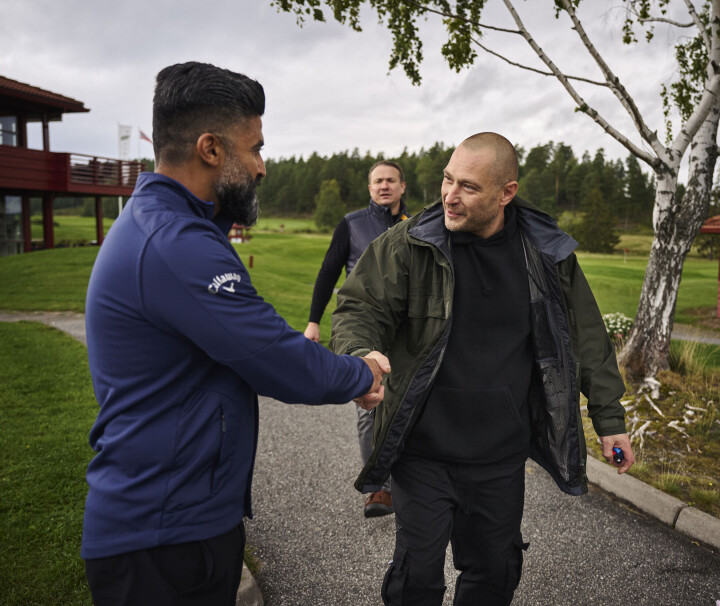 Aqeel tar imot en ny gruppe med ukrainske flyktninger på Tyrifjord GK: – Golf vil hjelpe dere til å forstå nordmenn, sier han.