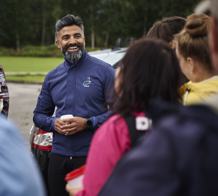 Golf er ikke enkelt når man prøver det for første gang, men Aqeel får lokket fram smilet hos de ukrainske flyktningene.
