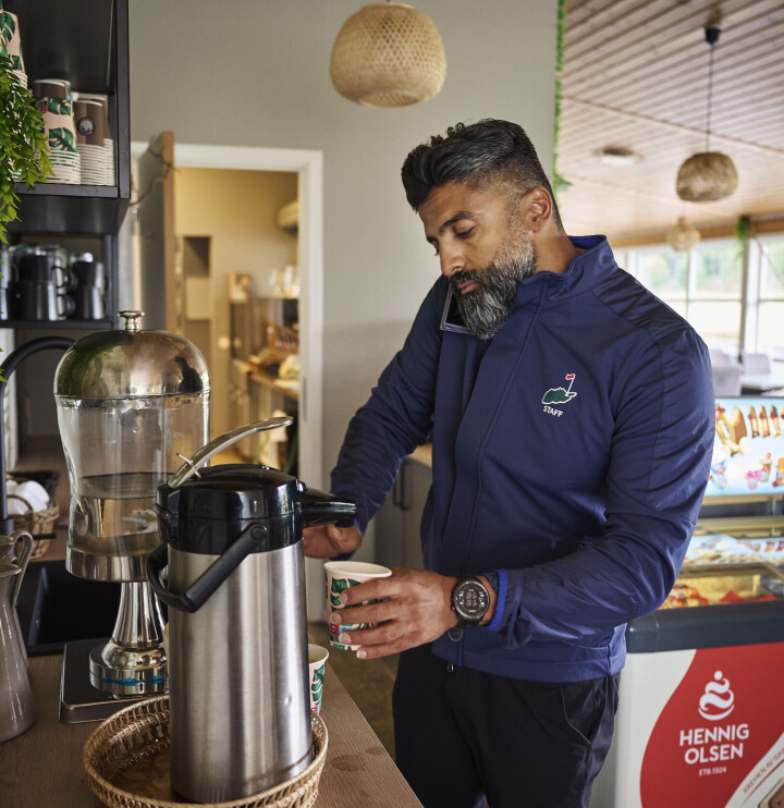 Med alle sine prosjekter bruker Aqeel kaffepausen til å ta en rask telefon. – Det er bare moro, sier han.