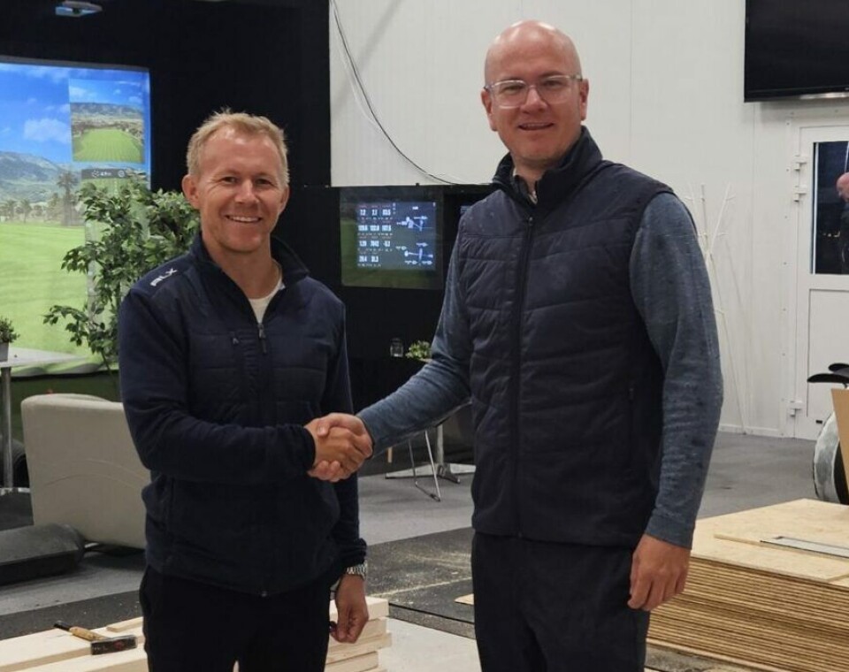 Joakim Mikkelsen (t.v.) fra Trackman og André Mortensen i Sola GK gleder seg over den nye avtalen. Joakim Mikkelsen (t.v.) og André Mortensen
