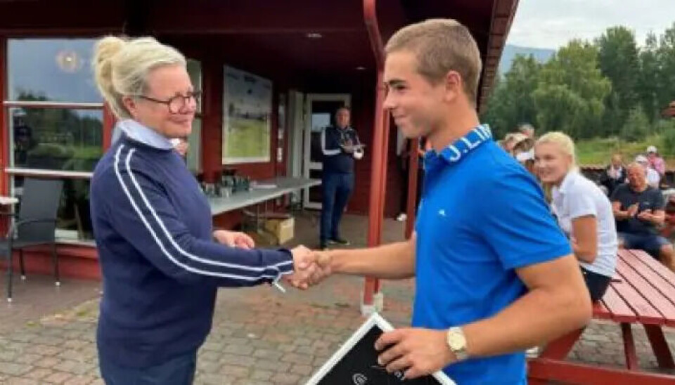 18-åringe Oscar Bach satte ny banerekord på Tyrifjord Golfklubb. Her får han diplom for bragden fra daglig leder Anna Crawford.