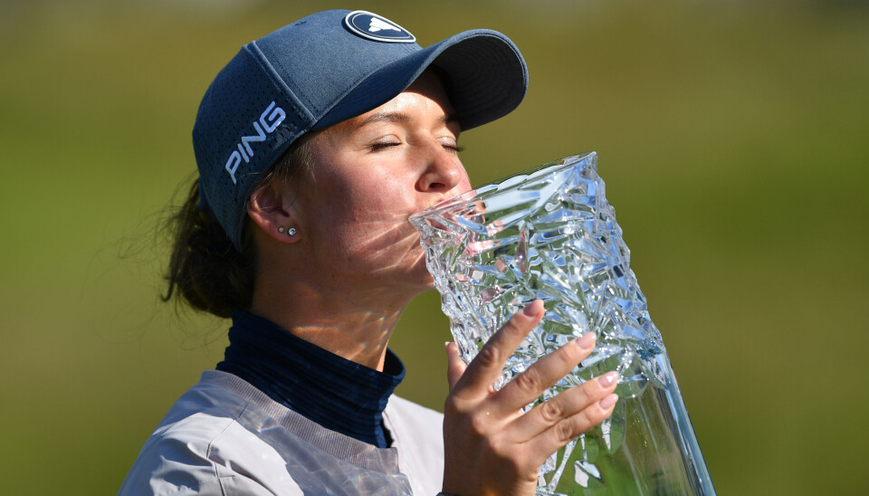 Linn Grant kysser vinnertroféet etter seieren i Volvo Car Scandinavian Mixed på Vasatorps GK i sommer. Nå er det slutt for DP World Tour-turneringen.