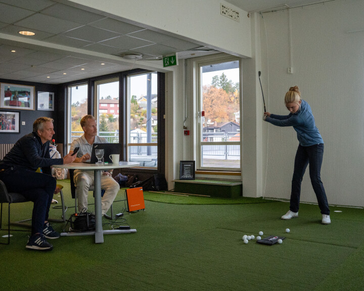 Henriette Spilling Gjelten blir fulgt opp av trenerne Niklas Diethelm (t.v.) og Calle Gustavsson.
