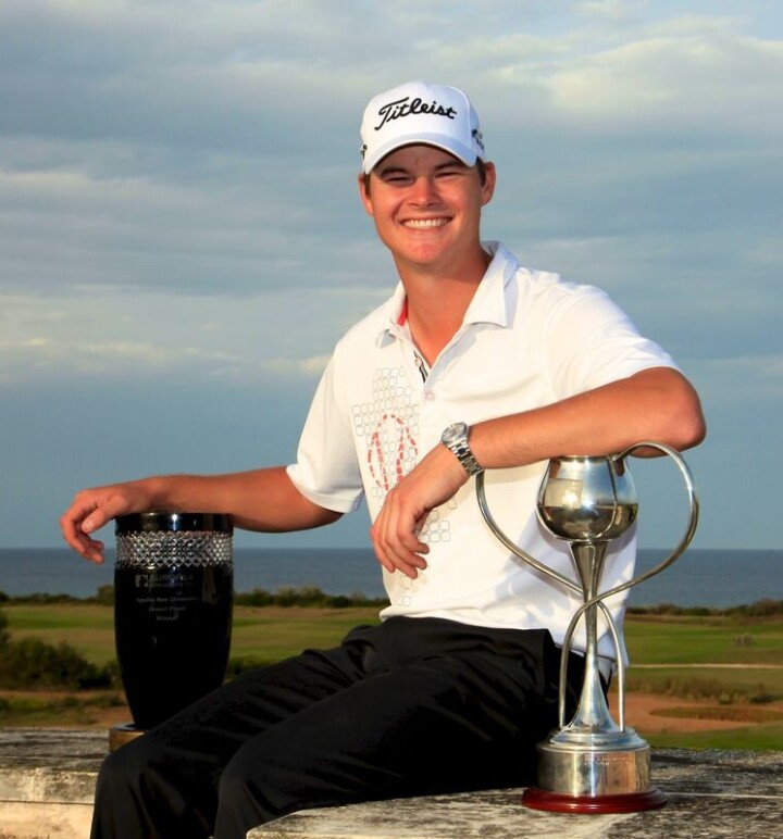 Espen Kofstad poserer med troféene etter triumfen i Apulia San Domenico Grand Final i 2012.