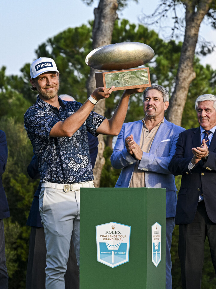 Kristoffer Reitan hever troféet som vinner av Challenge Tour Grand Final søndag.
