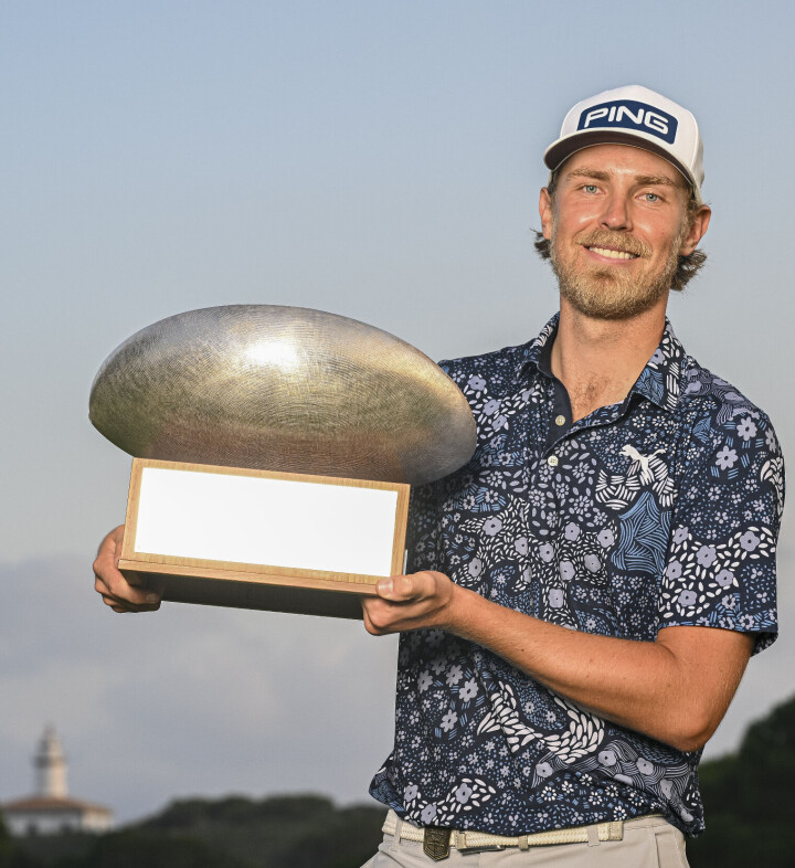 Kristoffer Reitan med vinnertroféet søndag.