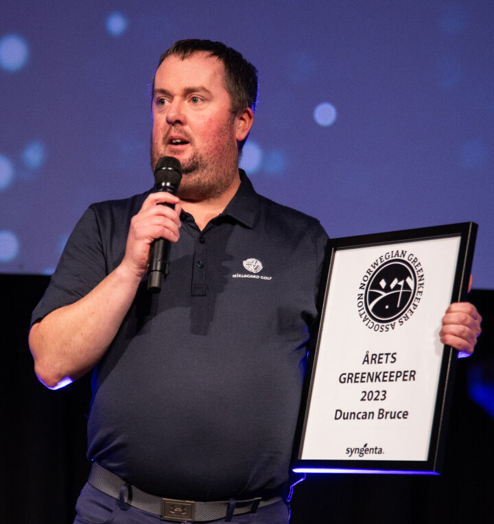 Duncan Bruce fra Miklagard GK mottok prisen som Årets greenkeeper på Golfforum. Greenkeeper Duncan Bruce på Miklagard GK