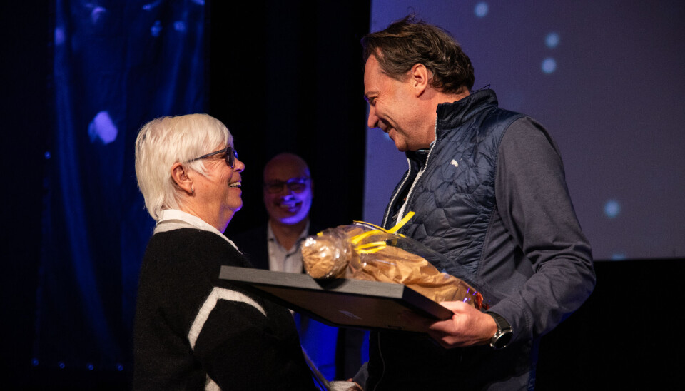 Eleonore Rønneberg (t.v.) mottar utmerkelsen som Årets ildsjel av golfpresident Øyvind Krag Ingul. Eleonore Rønneberg