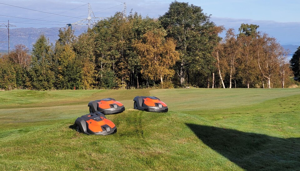 Tre robotklippere gjør jobben på Kvinnherad Golfklubb og de blir ladet takket være eget solcelleanlegg.