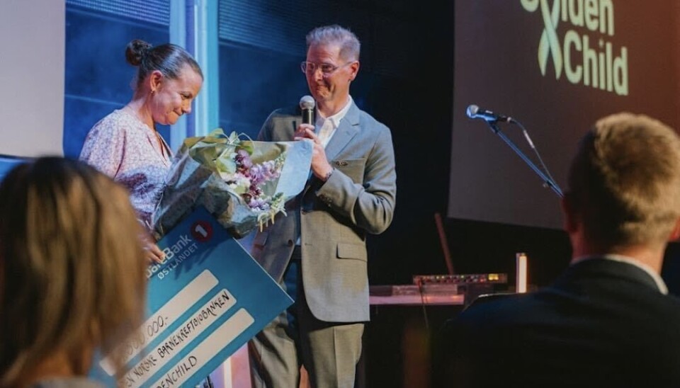 Grunnlegger av Ronny Hermansen overrekker sjekken på 1,5 millioner kroner til Den Norske Barnekreftbiobanken.