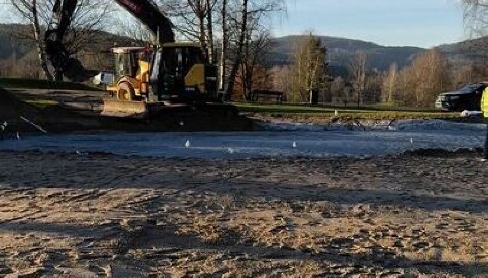 Arbeid med å bedre forholdene på øvre oppvarmingsgreen foran terrassen er godt i gang, som bildet viser.
