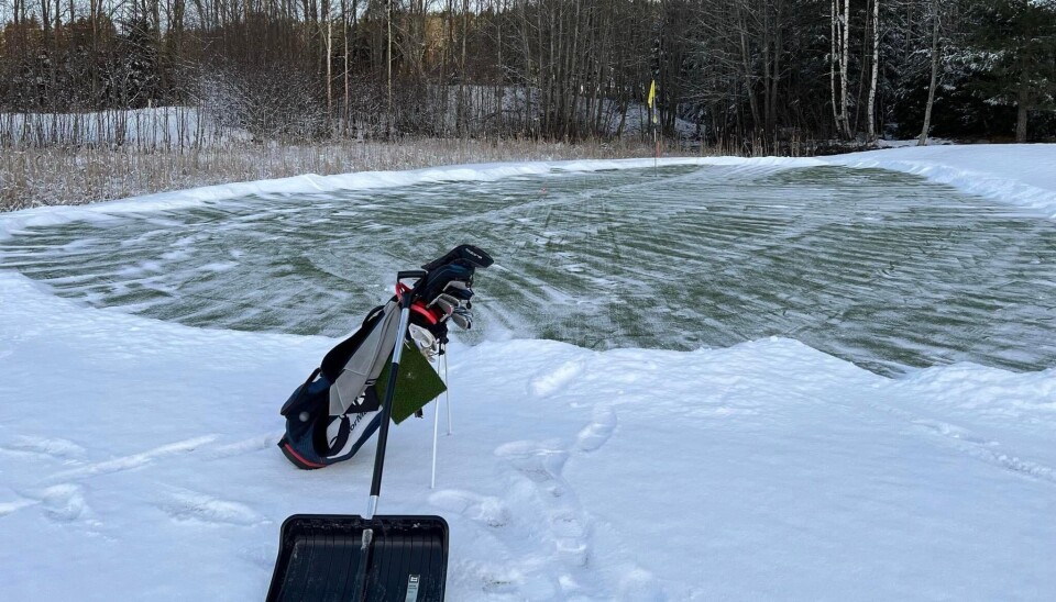 Samtlige greener på Ski Golfklubb har Bjørn Brundeli måket bort snøen for å kunne putte ferdig hullene.
