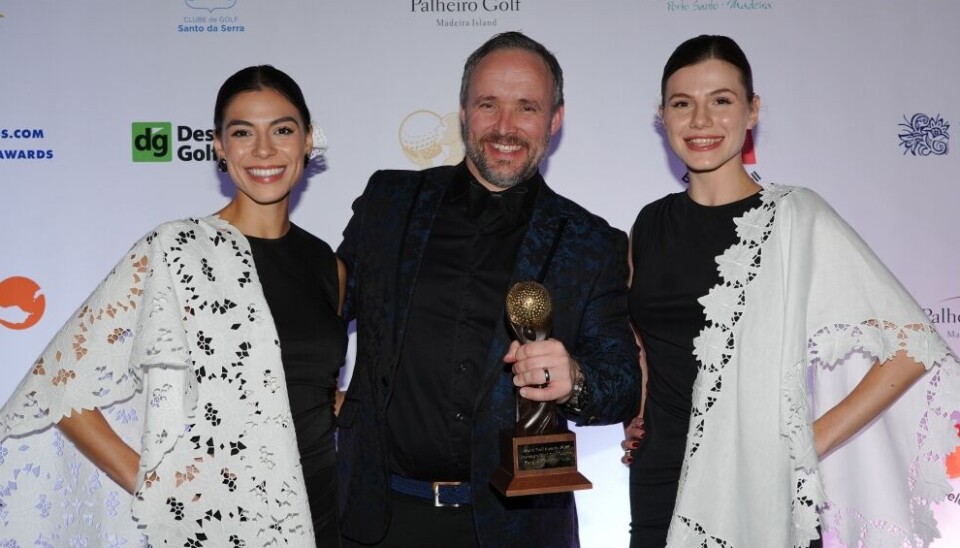 Daglig leder Daniel Larsson i Kongsvingers GK hadde grunn til å smile under World Golf Awards i Funchal. Her omringet av de to prisutdelerne.