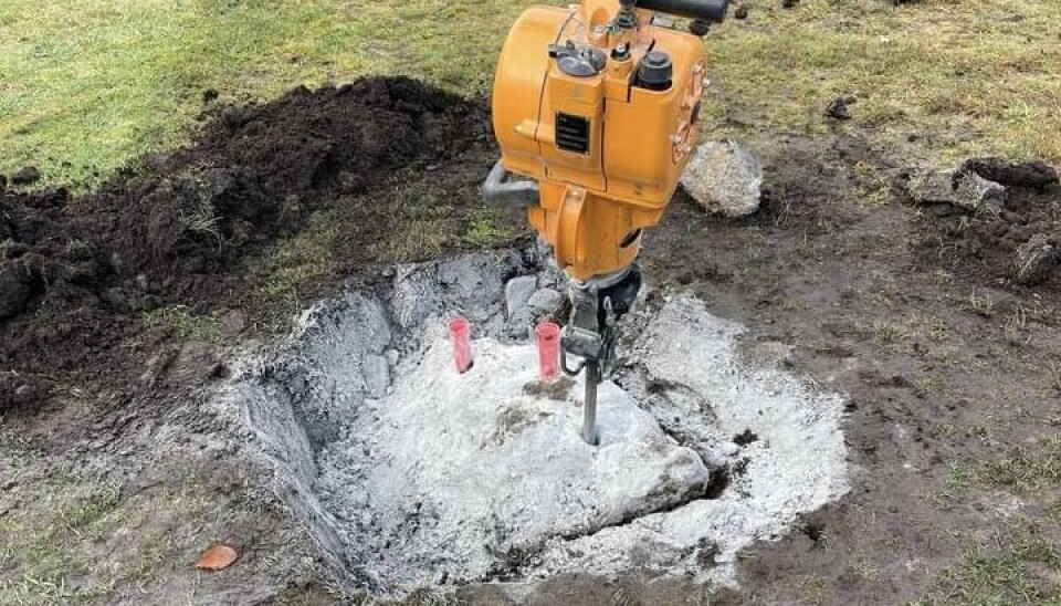 Dugnadsfolkene i Mandal Golfklubb har jobbet godt med å fjerne fjell og steiner fra fairwayen på golfbanen.