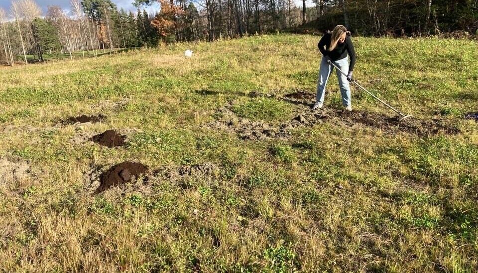 Gjersøen Golfklubbs styreleder Gabrielle Drageseth i full sving på blomsterenga.