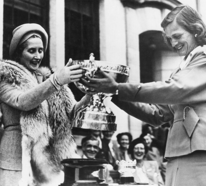 Mildred «Babe» Zaharias (t.h.) mottar troféet etter seieren i The Ladies´ British Open Championship i Gullane i 1947.