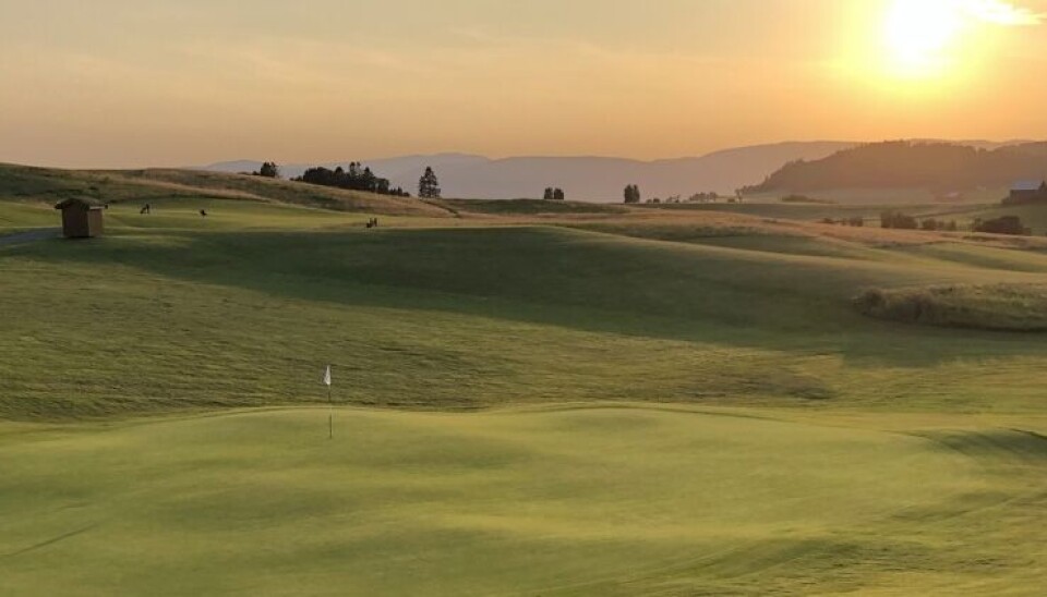 Byneset Golfklubb har endret sin strategi. De velger nå å overse at enkelte sniker seg ut om kveldene, og ser det heller som en del av rekrutteringen.