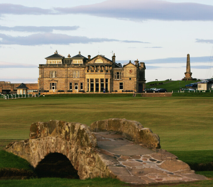 I april kan du få sjansen til å gå over Swilcan Bridge, men som noe av det første du gjør i runden - ikke som noe av det siste.