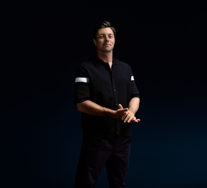 Viktor Hovland blir fortsatt å se i J.Lindeberg på golfbanen de neste årene.