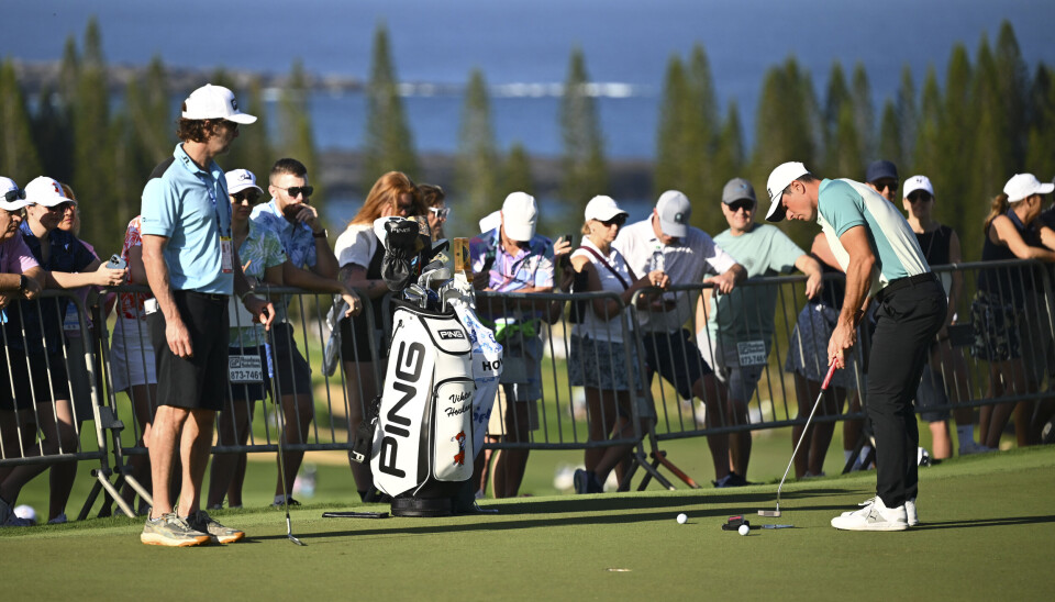 Caddie Shay Knight (t.v.) og Viktor Hovland gjorde «comeback» på PGA Tour natt til fredag. Her under oppvarming på Plantation Course.