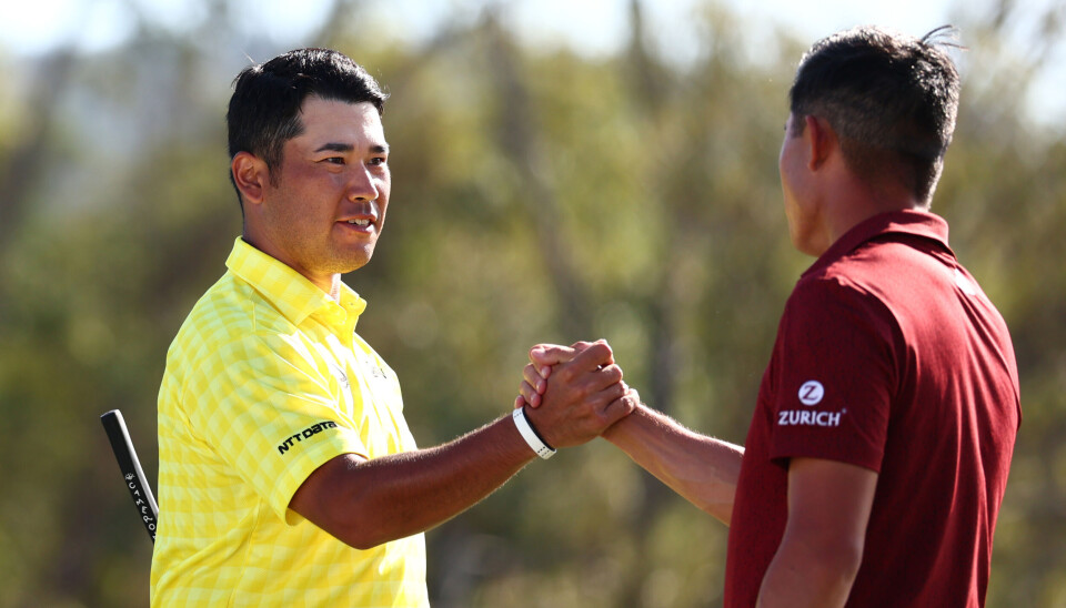 Hideki Matsuyama tar imot gratulasjoner fra Collin Morikawa, som måtte nøye seg med andreplass.