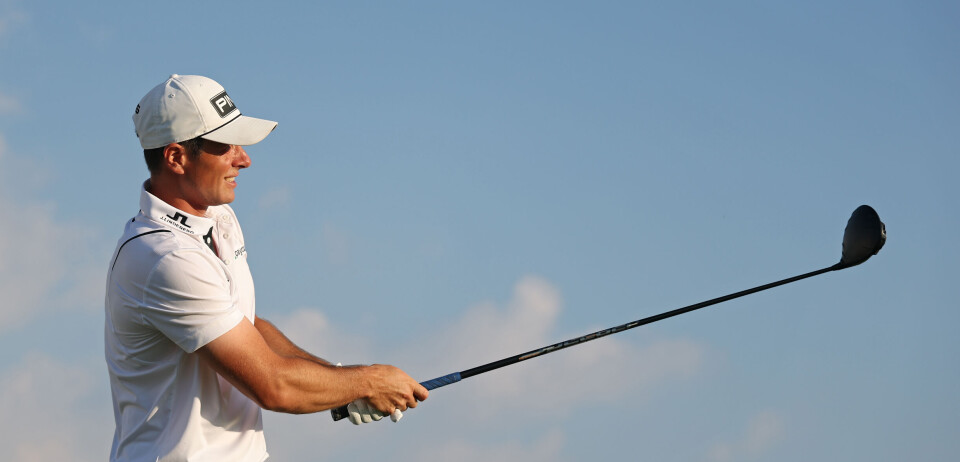 Viktor Hovland slår ut på det tiende hullet søndag. Han endte dagen tre under par og på 36. plass.