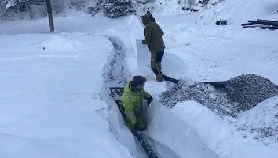 Det er noen meter med drening som gjøres på Bjørnefjorden Golfklubb om dagen i snøen.
