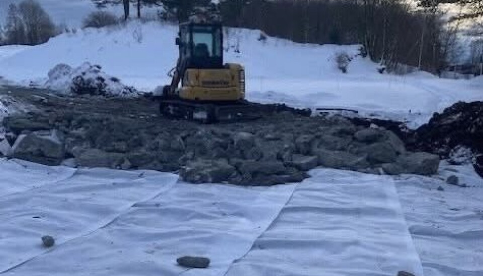 De er full gang med å forbedre fairway på hull 8 på Bjørnefjorden Golfklubb.