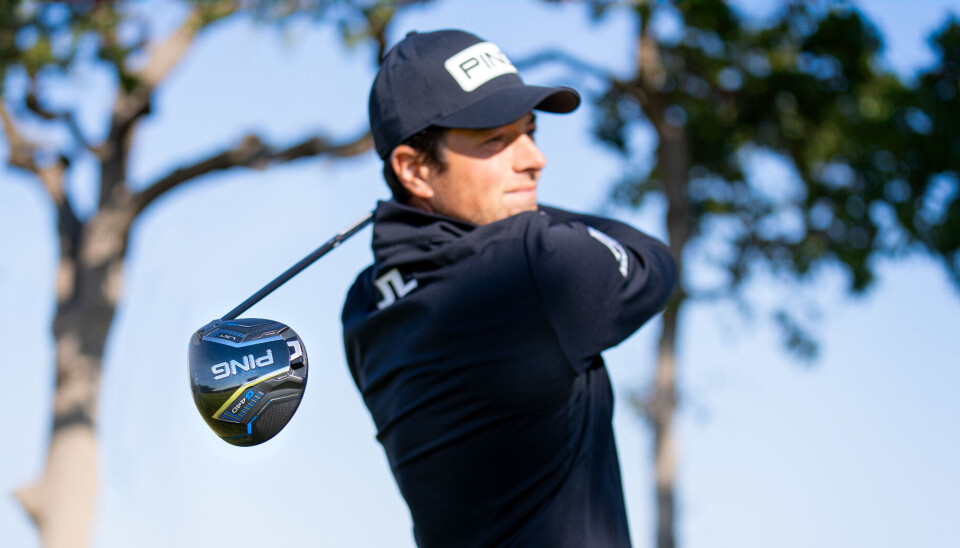 Viktor Hovland poserer med Pings nye G440-driver.