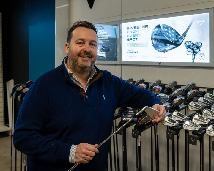 I nye butikklokaler ser daglig leder i Golfshopen, Petter Rygg, frem mot et spennende år.
