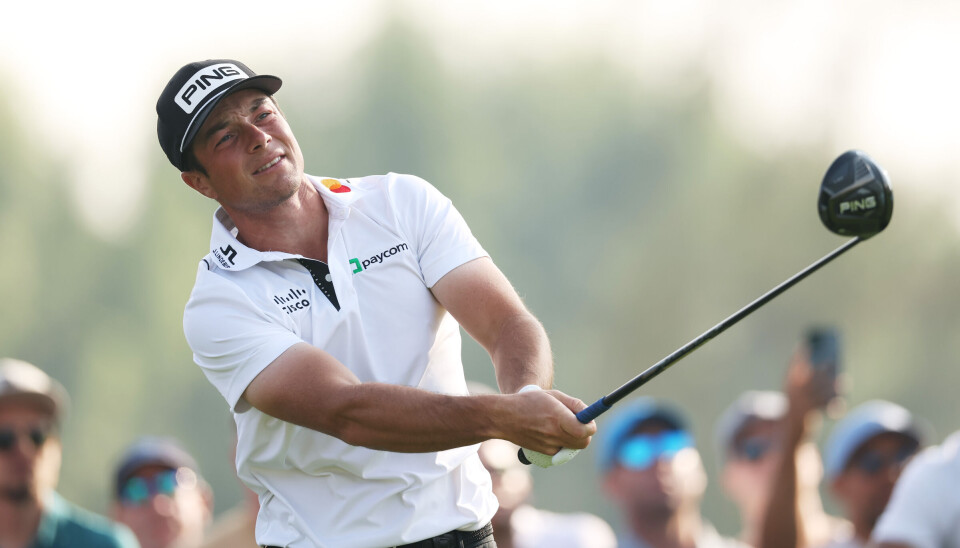 Viktor Hovland i aksjon fredag. Han måtte nøye seg med to runder i Hero Dubai Desert Classic.