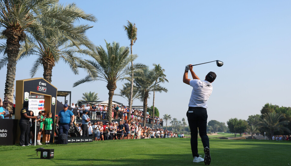 Viktor Hovland slår ut på det tiende hullet i Dubai fredag. Utslagene ble hans bane denne uken.