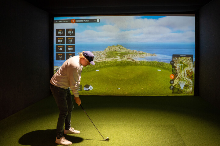 Her spiller Thomas Rekdal fra Arctic Golf Challenge Lofoten Links på simulator. Etter planen skal han ha med seg 48 heldige vinnere til den ekte banen juli neste år.