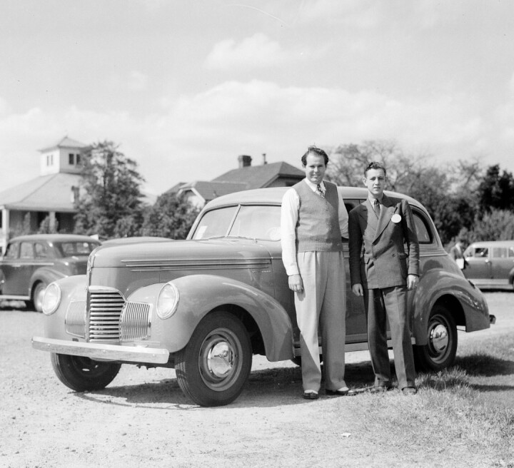 Ralph Guldahl (t.v.) står ved siden av bilen sin på Augusta i 2942.