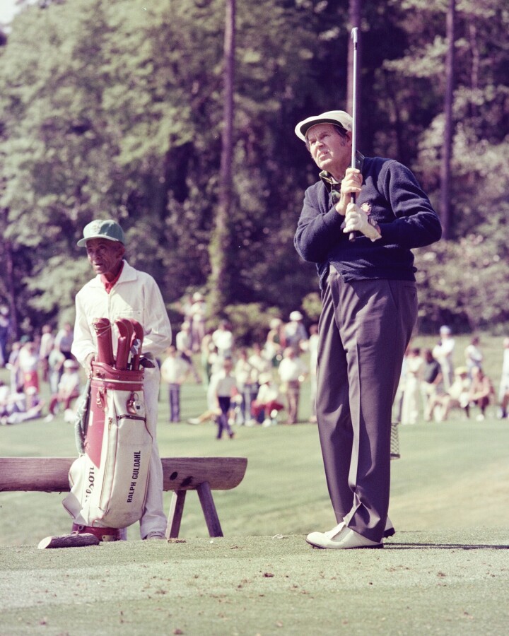 Ralph Guldahl spilte Masters på Augusta så sent som i 1976. Her sammen med sin caddie på Augusta.