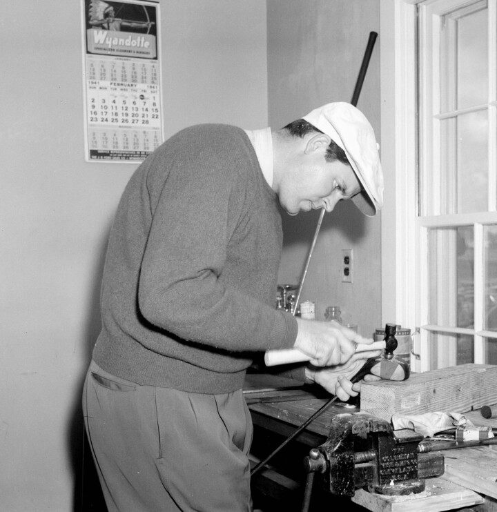 Ralph Guldahl reparerer driveren sin. Bildet skal være tatt i 1941 da han allerede hadde vunnet det meste.