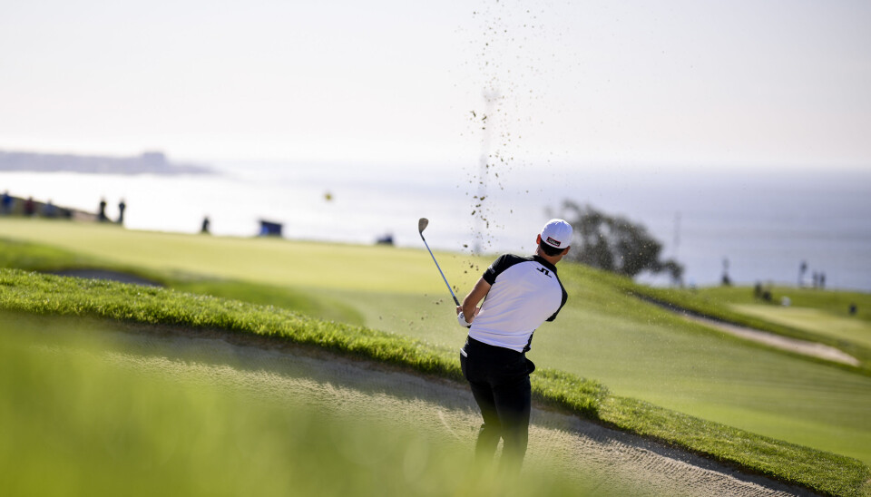 Ventura slår ut av fairwaybunkeren på hull 2 i California torsdag.
