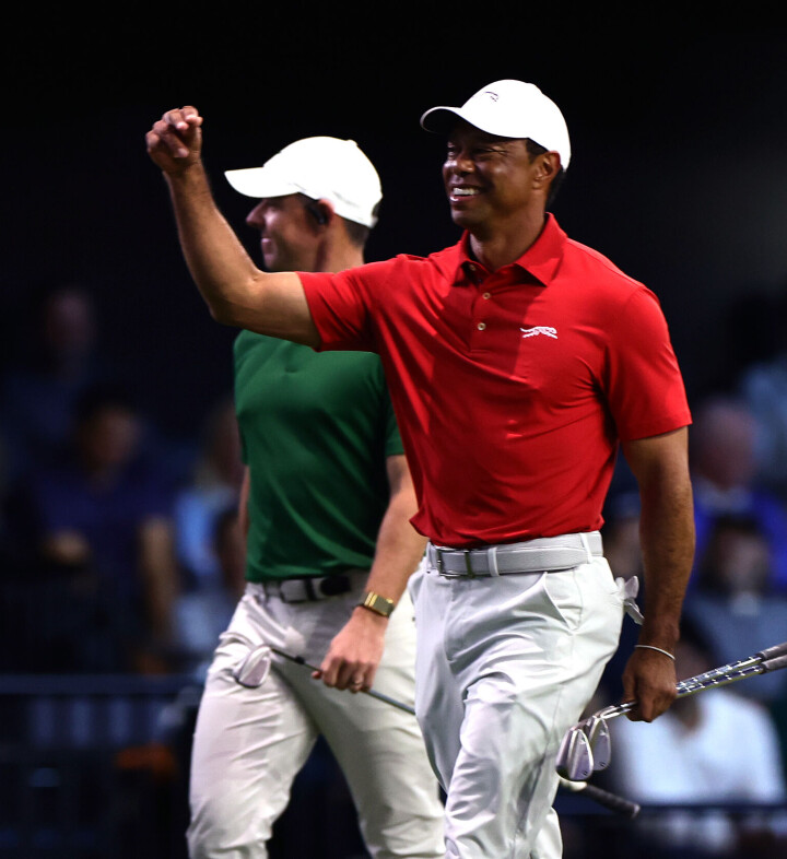 Tiger Woods kunne smile etter å ha beseiret Rory McIlroy i nattens kamp.