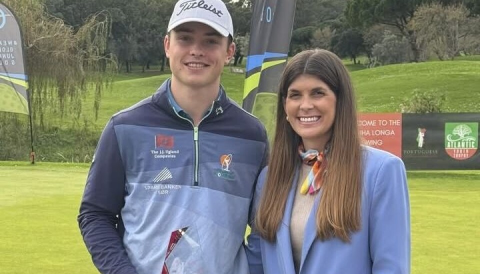 Benjamin Mørland gikk helt til topps i 18-års klassen under Global Junior Golf Tour i Portugal og får her vinnerpremien fra arrangøren.