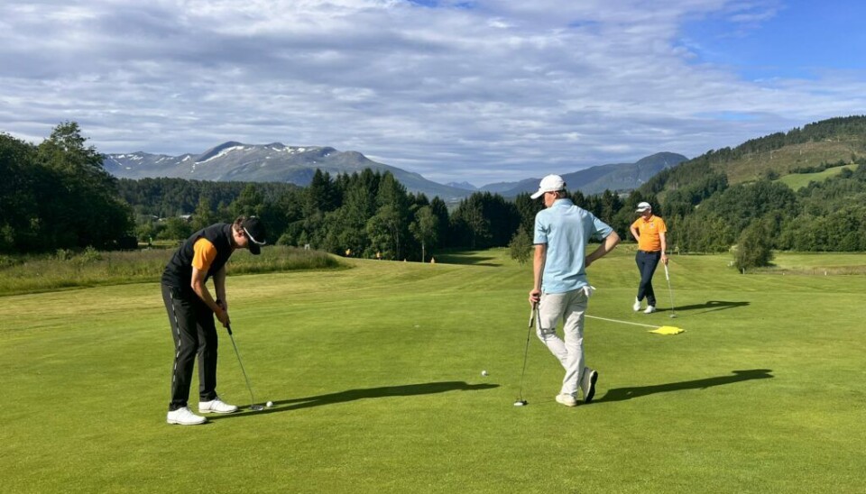 Tretti par konkurrerer i 54 hull fordelt på fourball, foursome og texas scramble.