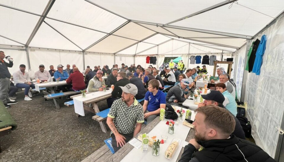 Vinneren blir annonsert og premiert nærmere midnatt etter at 54 hull er fullført.